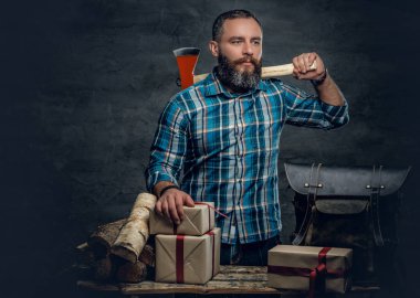 Noel hediye kutuları olan adam