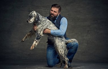 Şık adam ve İrlandalı kanepe köpek