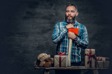 Noel hediye kutuları olan adam