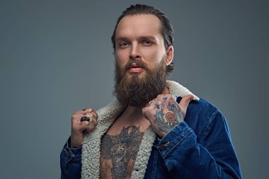 Tattooes silah ve göğsünde ile sakallı adam
