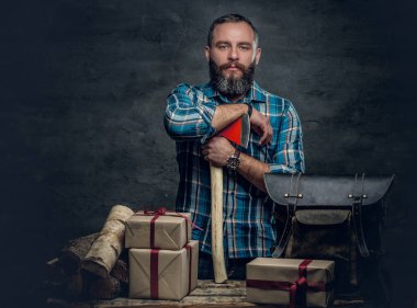 Noel hediye kutuları olan adam