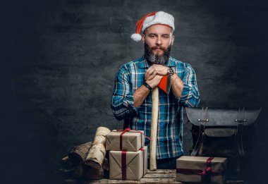 Santa şapka hediye kutuları ile adam