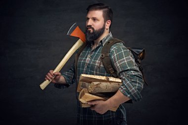 Bir balta tutan orta yaş erkek