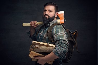 Bir balta tutan orta yaş erkek