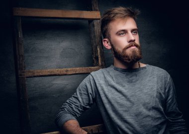 Sakallı adam eski merdiveni poz.