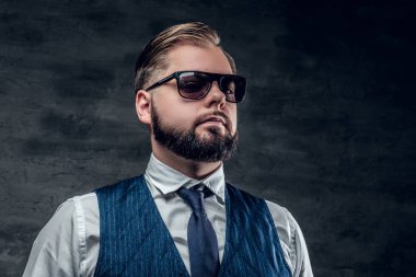 Yelek ve papyon giyiyor işadamı