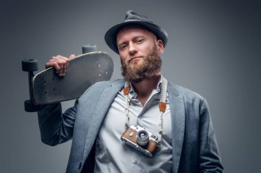 Kaykay ve fotoğraf kamera tutan adam