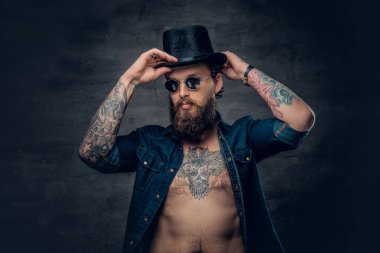 Şapka giyen hipster adam 