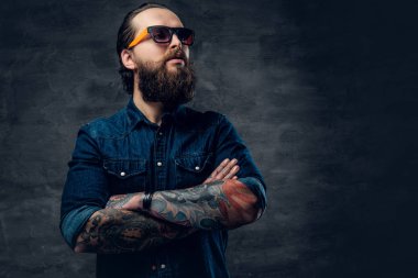 Çapraz kolları olan güneş gözlüklü adam