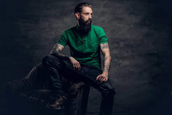 Homem barbudo vestido com uma camiseta verde — Fotografia de Stock