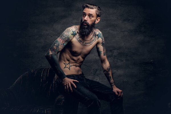 Сидящий на стуле бородатый мужчина
