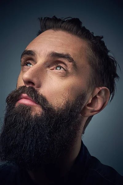 Homme barbu levant les yeux — Photo