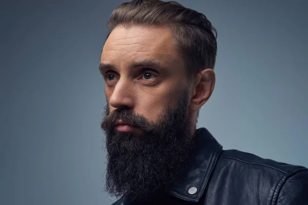 Портрет бородатого человека — стоковое фото