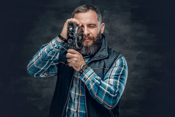 Homem segurando câmera de vídeo vintage — Fotografia de Stock