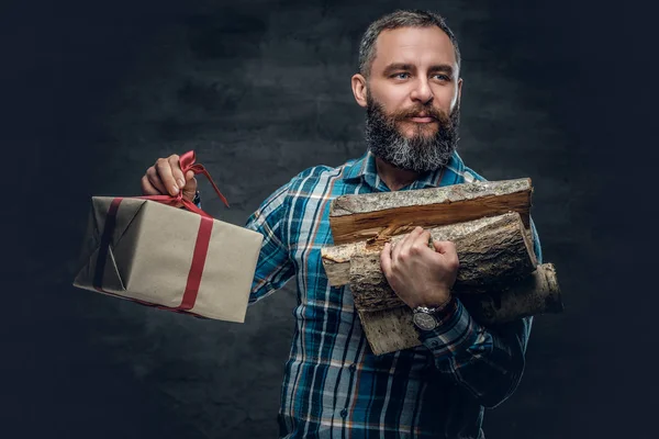 Homem segurando madeiras e caixa de presente — Fotografia de Stock