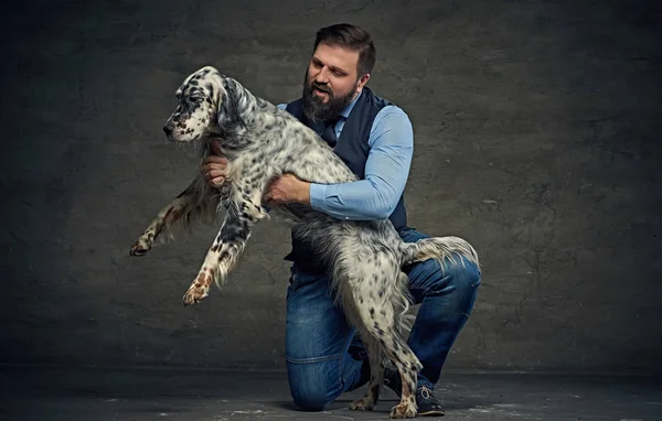 Homme élégant et chien setter irlandais — Photo