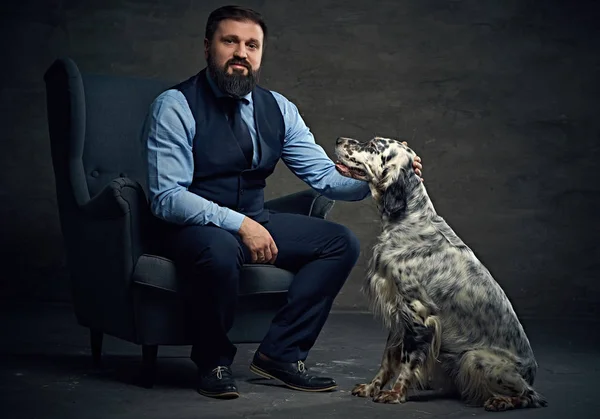 Homme élégant et chien setter irlandais — Photo