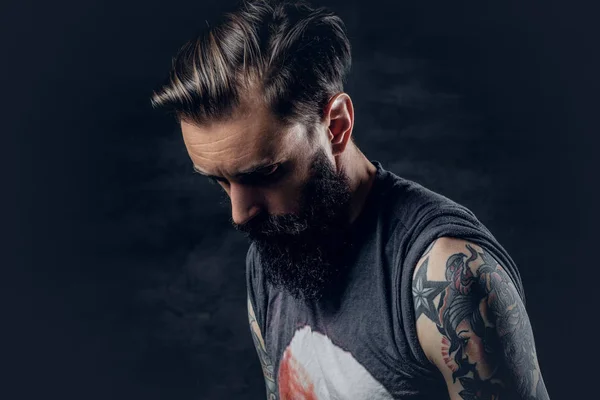 Uomo hipster barbuto con tatuaggi sulle braccia — Foto Stock