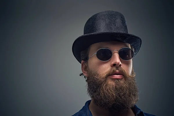 Bearded man in sunglasses and top hat. — Stock Photo, Image