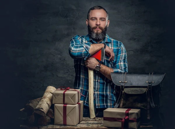 Людина з різдвяними подарунковими коробками — стокове фото