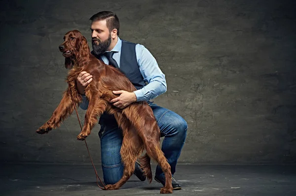 Homme et chien setter irlandais rouge — Photo