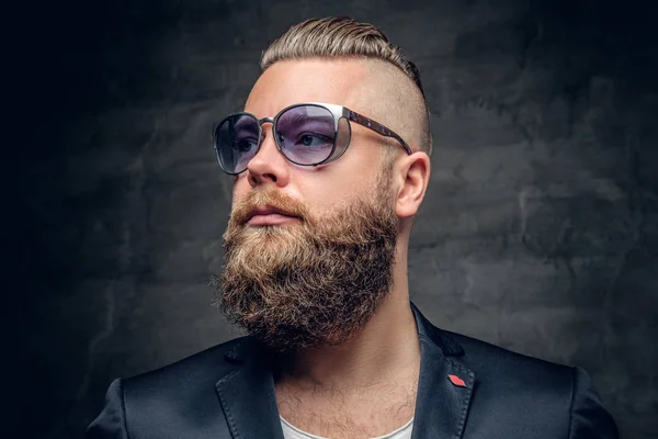 Homme d'affaires barbu avec des lunettes violettes — Photo