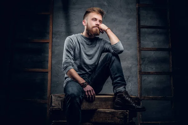 Skäggig urban man i en jeans — Stockfoto