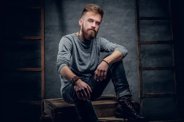 Бородатый городской человек в джинсах — стоковое фото