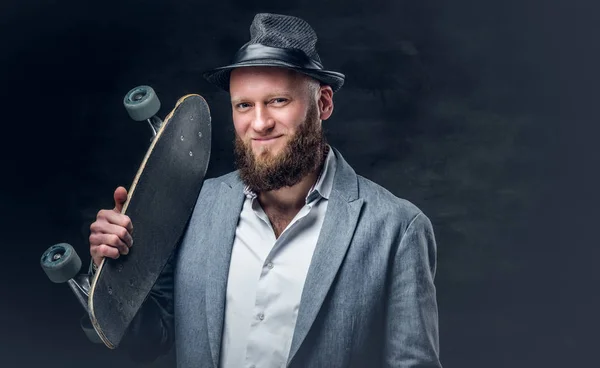 Man håller skateboard på en axel — Stockfoto