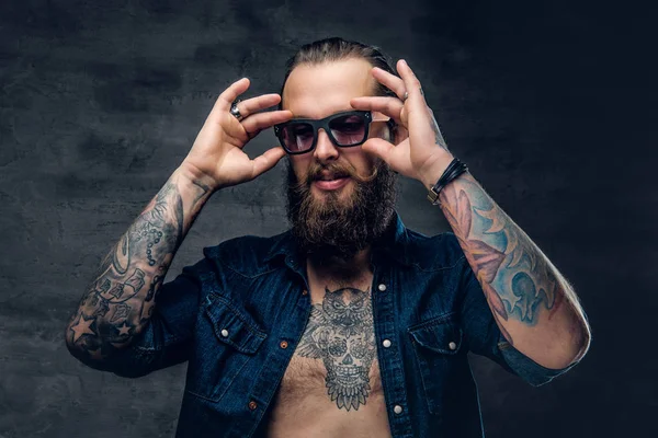 Tatuato uomo indossa occhiali da sole — Foto Stock