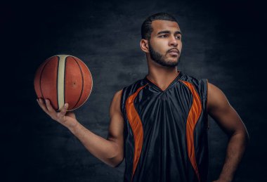 Siyah bir sepet topu tutan adam