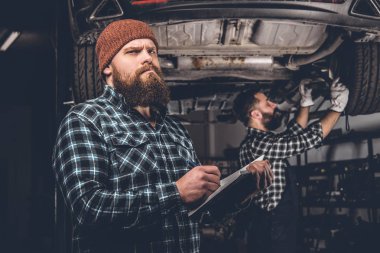 Mekanik teftiş yapan araba motoru