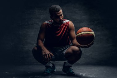 Sepet topu tutan basketbolcu