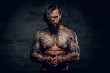 Dövmeli vücut adamla