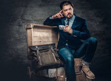 Casual adam fincan kahve ile