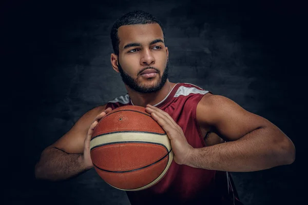 Uomo nero che tiene una palla da basket — Foto Stock