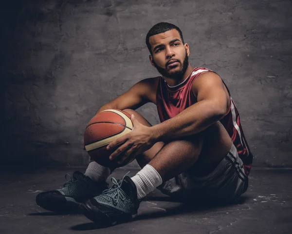 Jogador de basquete segurando bola cesta — Fotografia de Stock