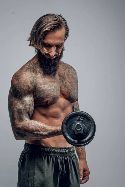 gömleksiz adam holding halter