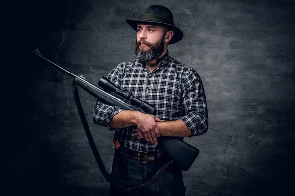 Hunter holding a rifle — Stock Photo, Image