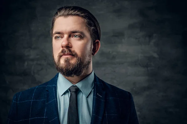 Bärtiger Mann mit Anzug und Krawatte — Stockfoto