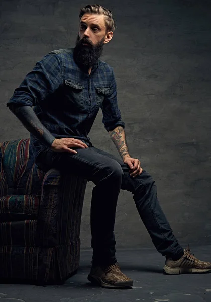 Şık yenilikçi bir sandalyeye poz