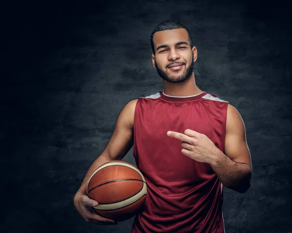 Uomo nero che tiene una palla da basket — Foto Stock