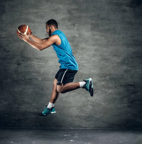 Hoppande basketspelare — Stockfoto