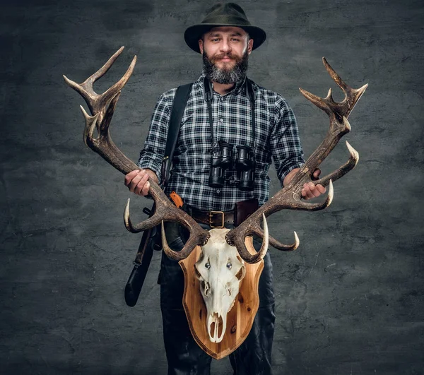 Uomo cacciatore con un teschio di cervo — Foto Stock