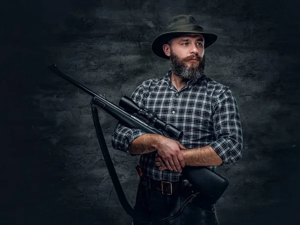 Hunter holding a rifle — Stock Photo, Image