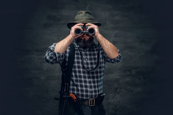 Hunter sostiene un rifle y binoculares —  Fotos de Stock