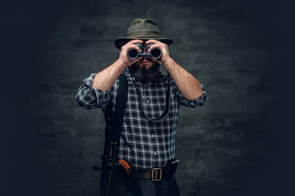 Hunter segurando uma espingarda e binóculos — Fotografia de Stock