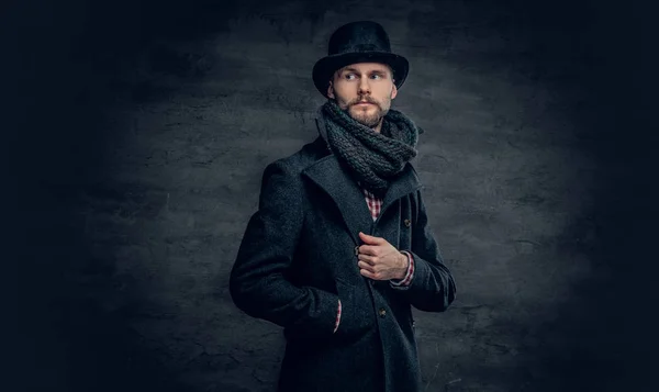 Homme en veste de laine et chapeau cylindre — Photo