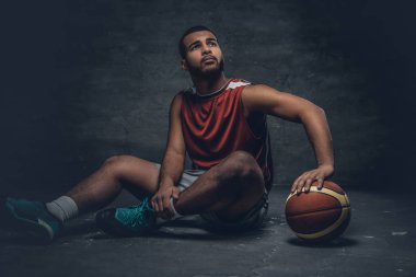 Topu ile bir katta oturan basketbolcu