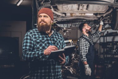 Mekanik teftiş yapan araba motoru